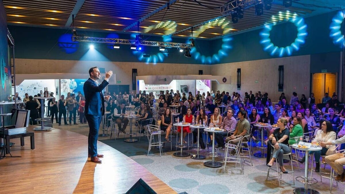 Max Baiocchi en una función de ilusionismo en escenario de teatro